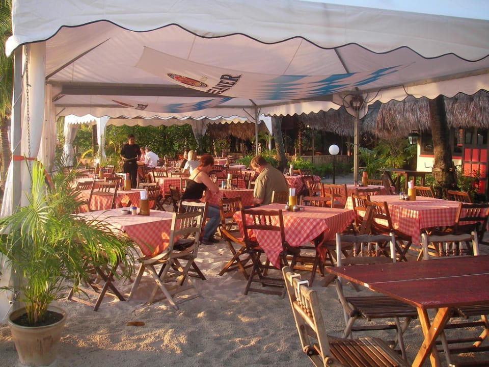 Biergarten im Abendlicht Hotel Beach Garden Resort