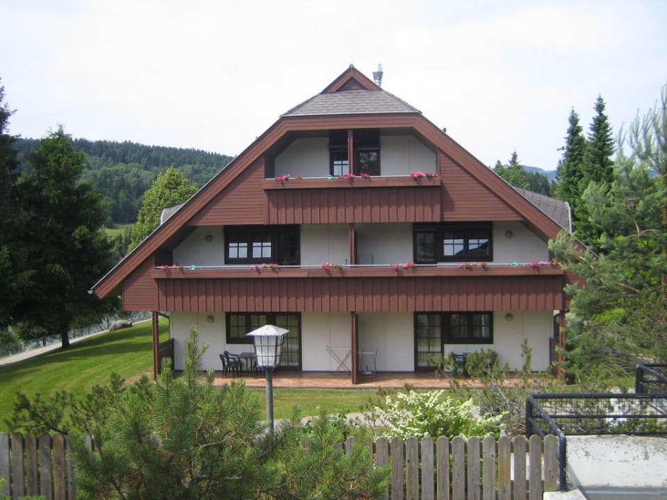Unser Haus mit  Wohnung unter dem Dach Feriendorf am Maltschacher See