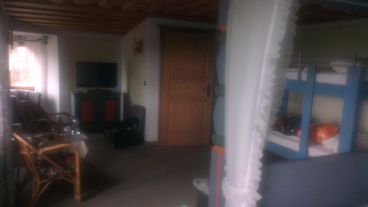 Tiefe, drückende Holzdecken im abgewohnten Zimmer Familotel Der Böhmerwald - Euer Familienhotel im Bayerischen Wald