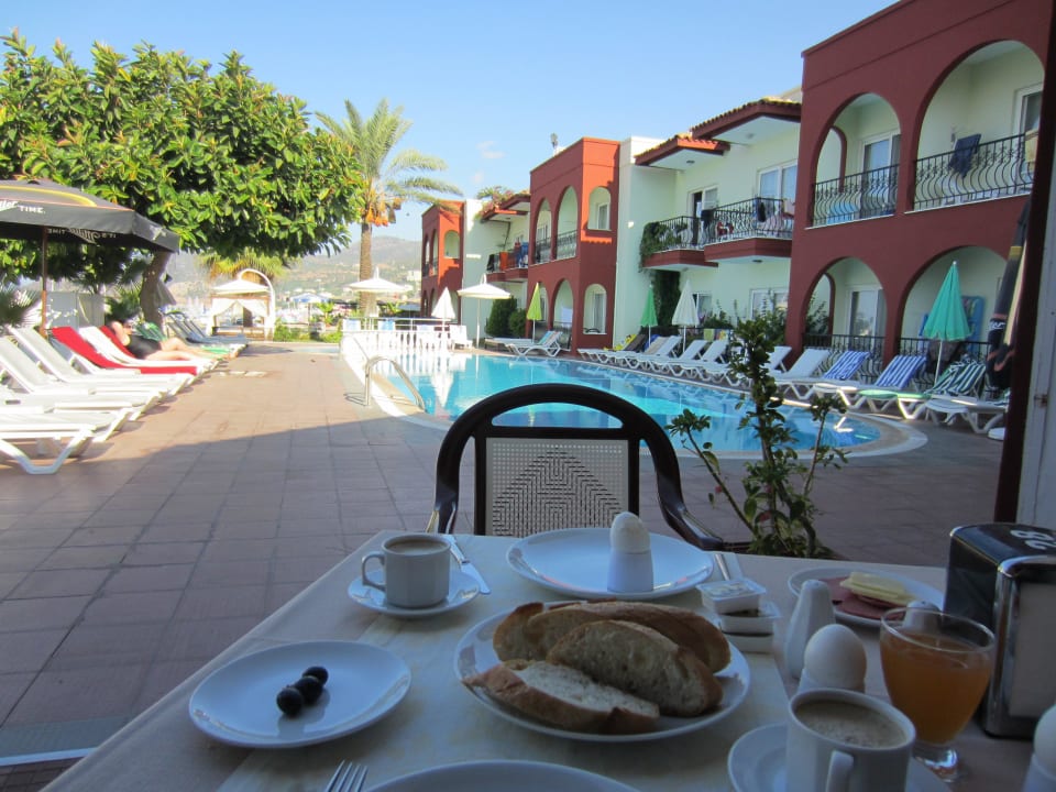 Beim Frühstücken Blick auf den Pool Alaaddin Beach - Adults only