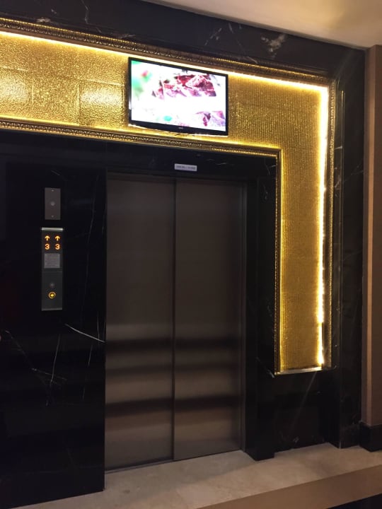 Aufzug  Azura Deluxe Resort & Spa Hotel