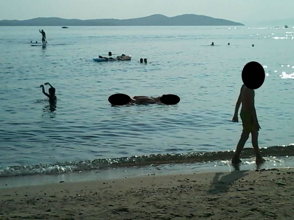 Etwas steinig aber super klares Wasser Akrathos Beach Hotel