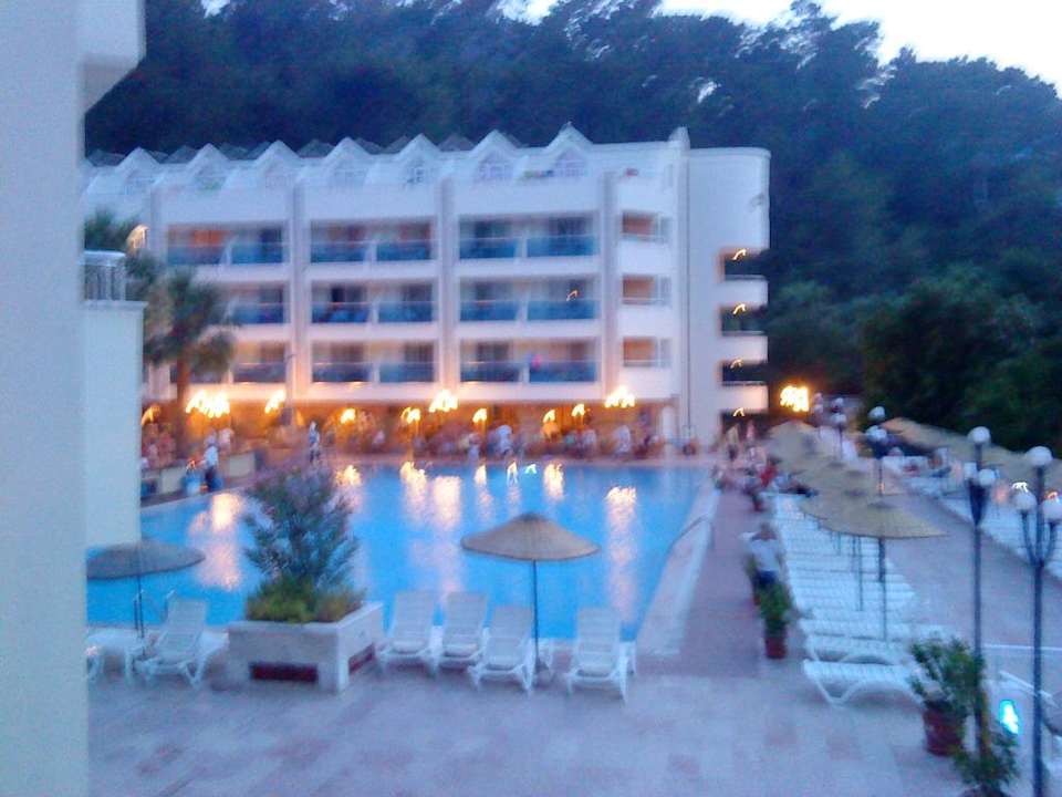 Gebäude und Pool Turunc Resort Hotel