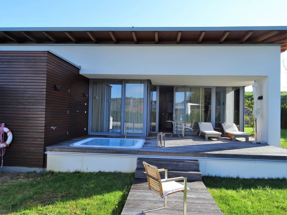 Terasse mit Whirlpool Geinberg5 Private Spa Villas
