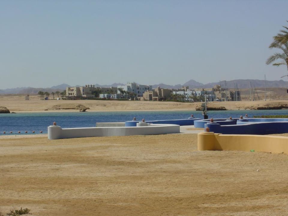 Hotel vom Hafen aus fotografiert Marina Lodge At Port Ghalib