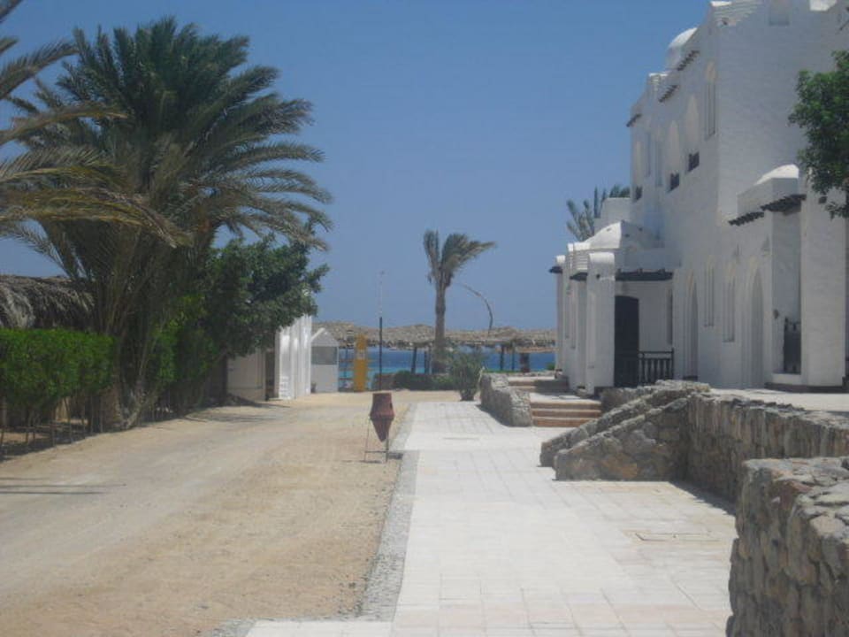 Auf dem Weg zum Strand & zum Restaurant Arabella Azur Resort