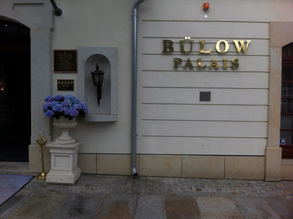 Beim Eingang Relais & Châteaux Hotel Bülow Palais