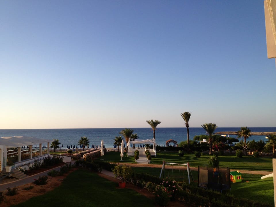 Hotelanlage vom Balkon (seitlicher Meerblick) Asterias Beach