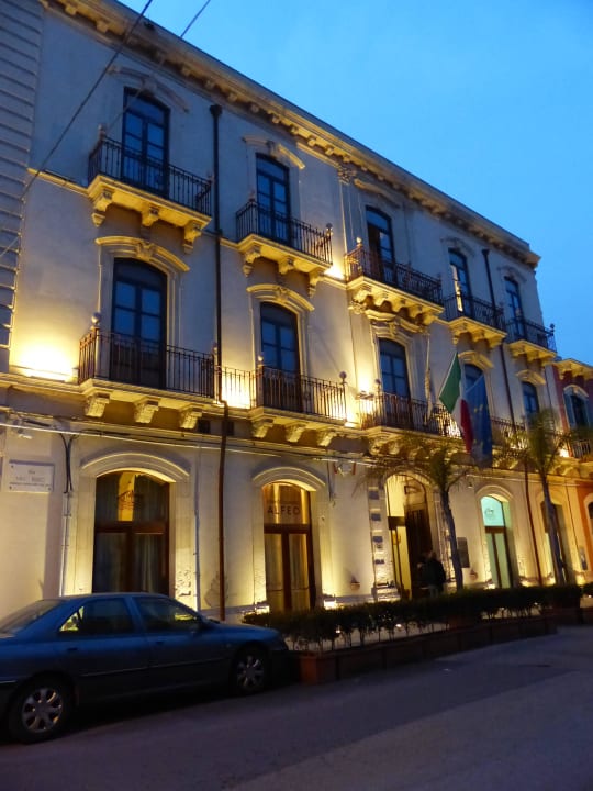 Von der Straße aus gesehen Hotel Grande Albergo Alfeo