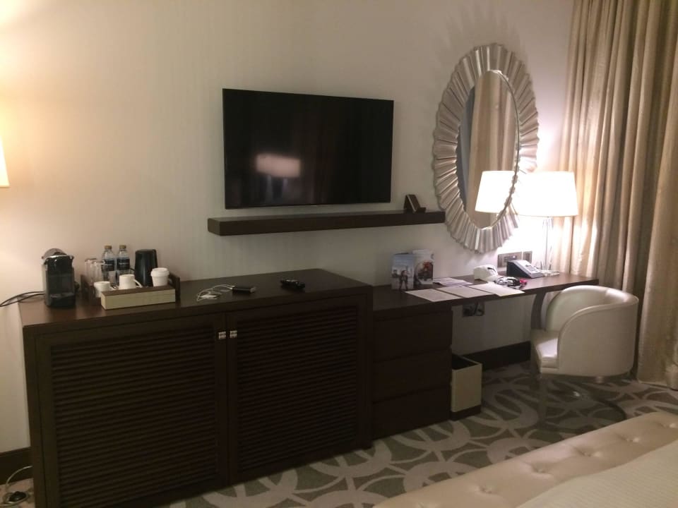 Schreibtisch und TV V Hotel Dubai, Curio Collection by Hilton