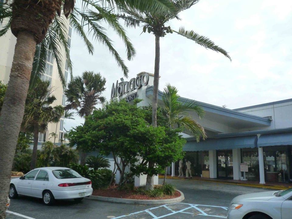 Eingang vom Parkplatz aus Hotel Travelodge Monaco Oceanfront Resort