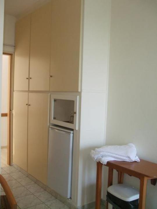 Wandkasten und Kühlschrank Hotel Bousoulas