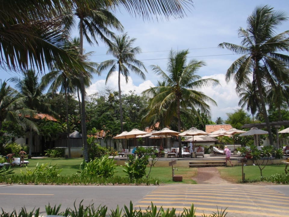 Widok na fragment  hotelu od plaży Wyndham Hua Hin Pranburi Resort & Villas