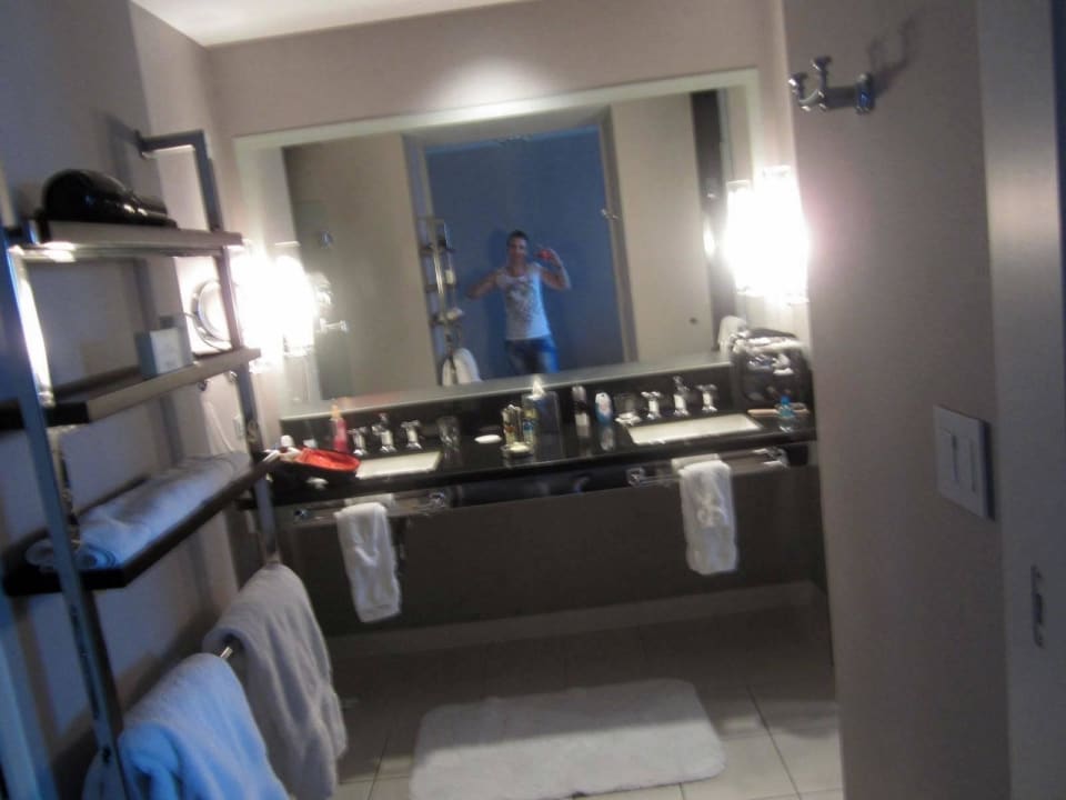 Bad!!! rechts rum ist die Dusche, links das WC The Cosmopolitan of Las Vegas
