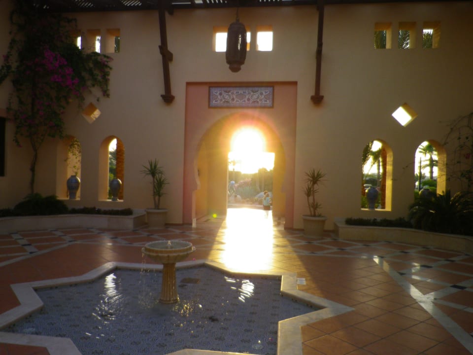 Innenhof vor der Lobby Steigenberger Coraya Beach - Adults only