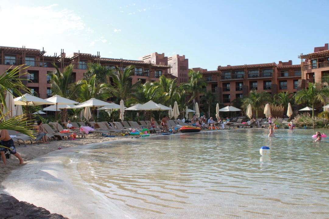 Basen ze sztuczną plażą Lopesan Baobab Resort