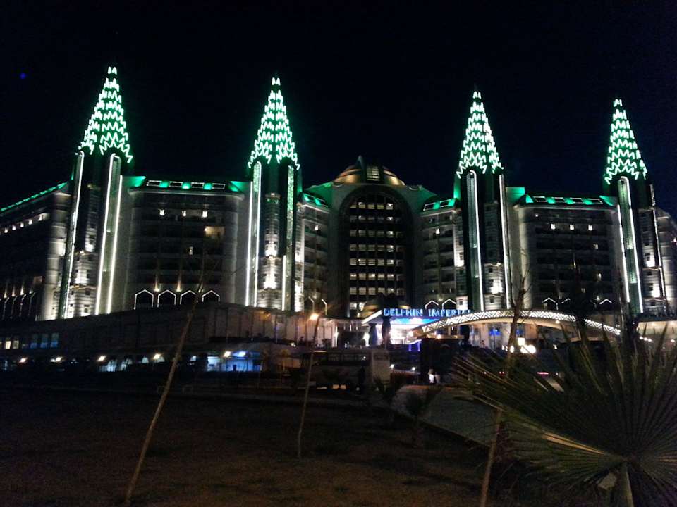 Hotelansicht von der Straße bei Nacht Hotel Delphin Imperial