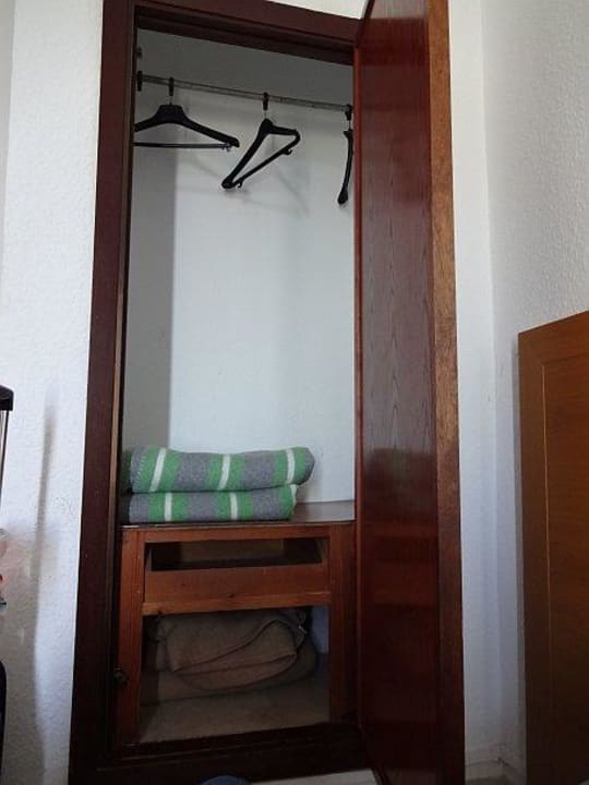 Der kleine Einbau-Kleiderschrank Hotel Selva Arenal