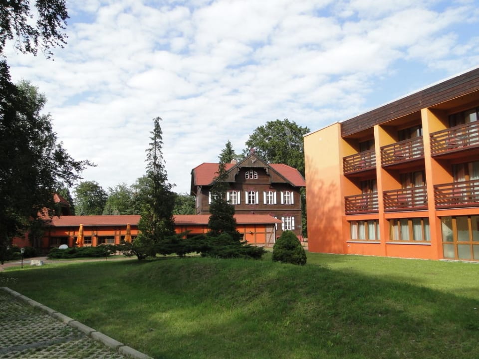 Blick vom Parkplatz Hotel Jagdschloss Waldsee