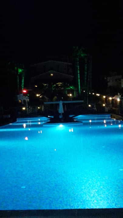 Pool bei Nacht Hotel Thalia Unique