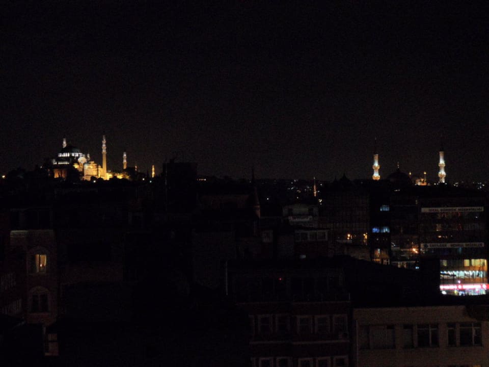 Terrassenblick bei Nacht Orka Royal Hotel & Spa