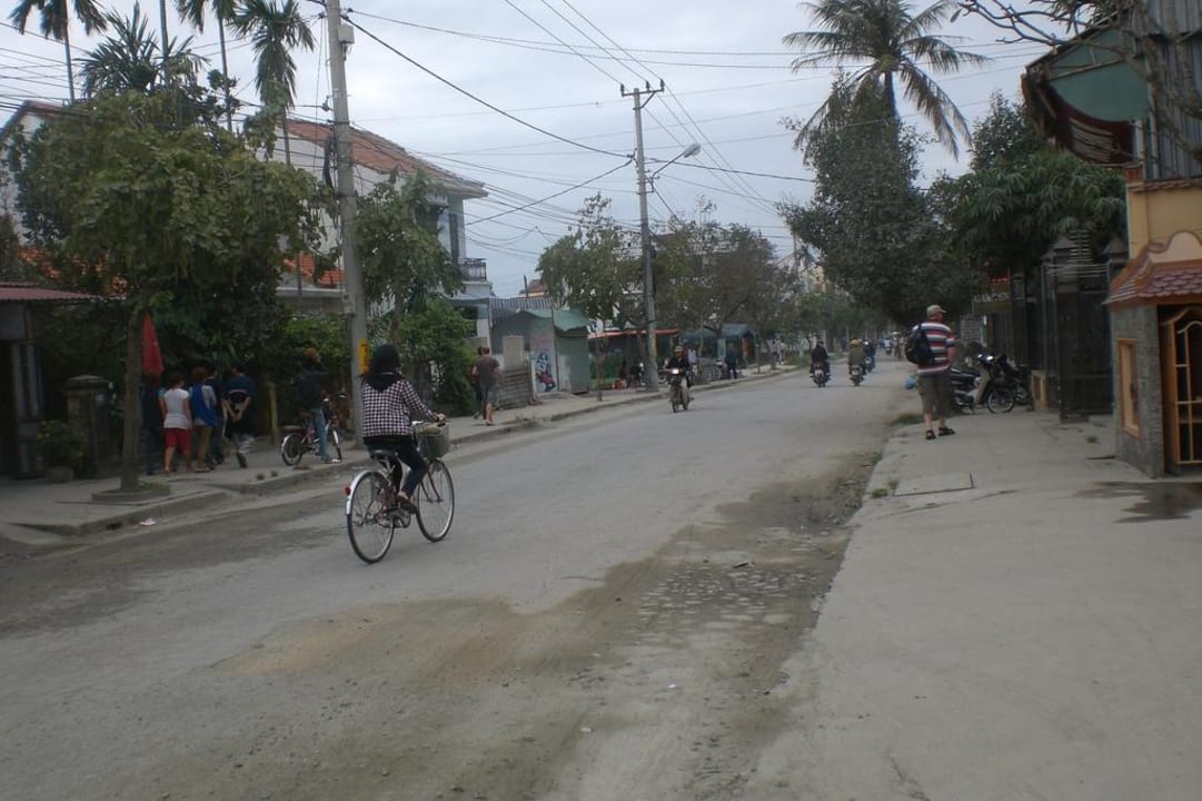 Vor dem Hotel mit Blick nach rechts Belle Maison Hadana Hoi An Resort & Spa