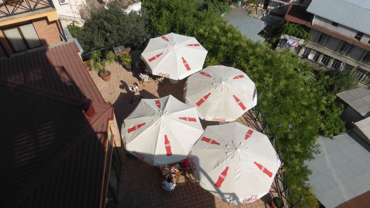 Restaurantterrasse, vom Balkon Zimmer 308  Andza Tbilisi Hotel
