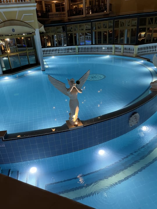Pool Imperial Palace Hotel