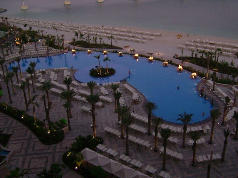 Einer von zwei Hotelpools Atlantis, The Palm