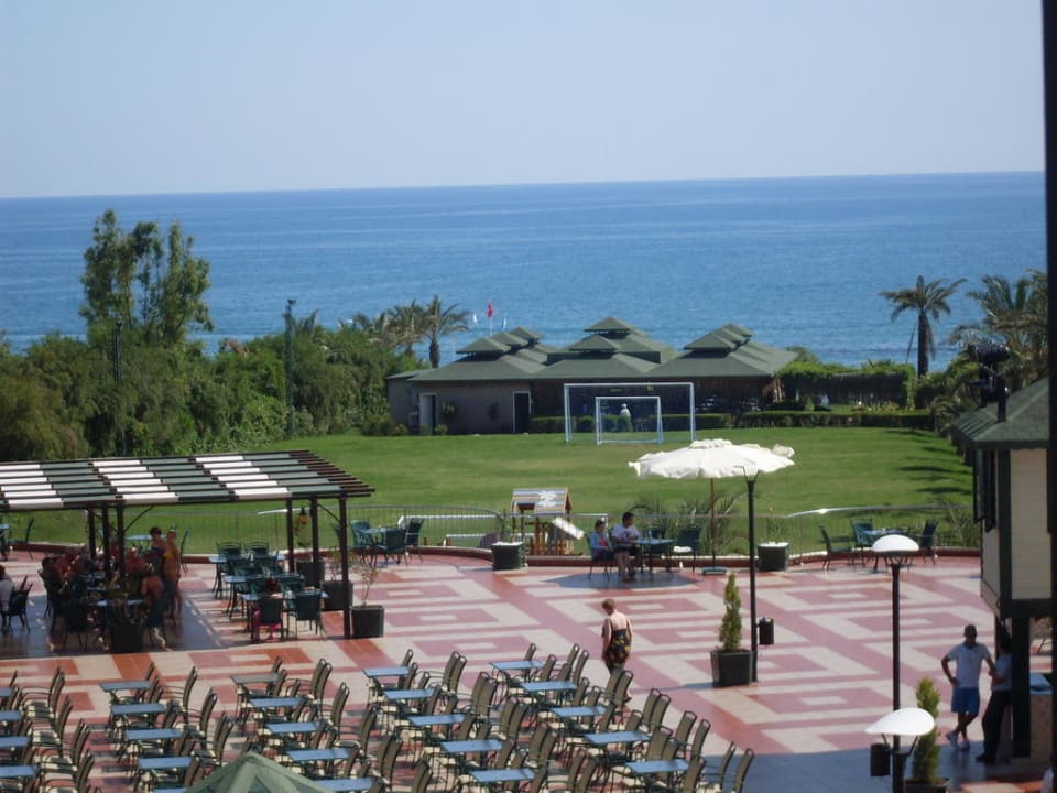 Die Terrasse vom Pool Hotel Turan Prince