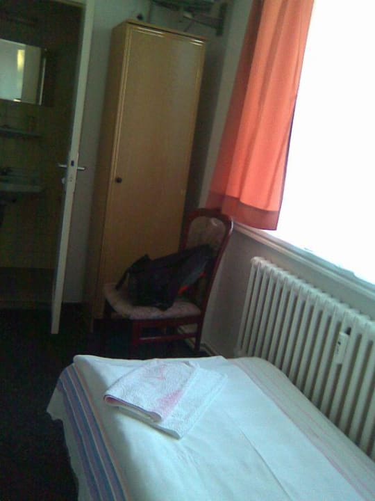 Kleiner Schrank - drüber der Fernseher Hotel Pension Sickinger Hof