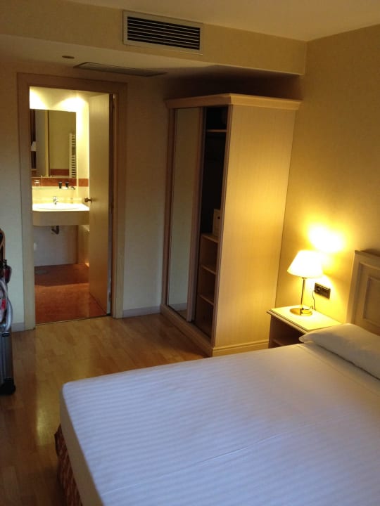Blick vom Zimmer auf Schrank und Bad Hotel Luze Castellana