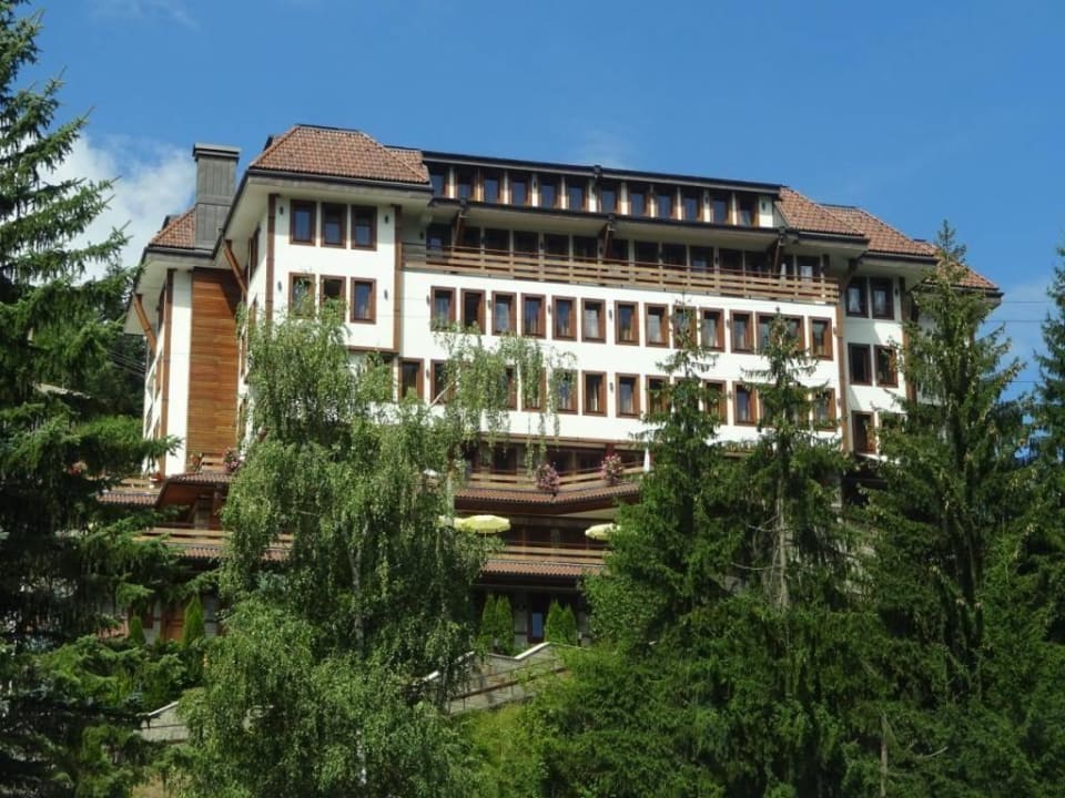 Blick vom Parkplatz vor der Musikschule Shiroka Laka Hotel