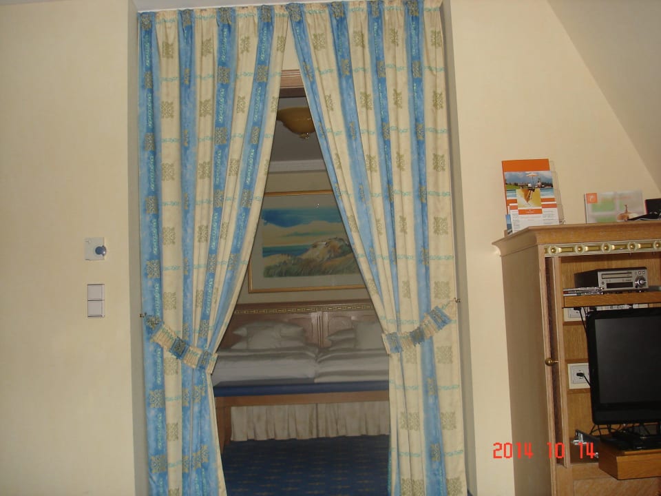 Blick vom Wohnraum ins Schlafzimmer A-ROSA Kurhaus Binz