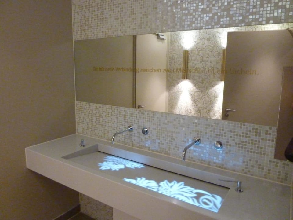 WC im Erdgeschoss für die Hotelgäste in der Lobby Motel One Hamburg-Alster