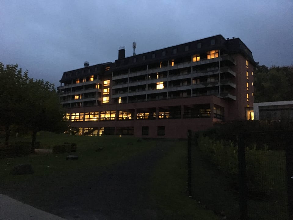 Blick auf Hotel aus dem Park heraus Hotel an der Therme Bad Orb