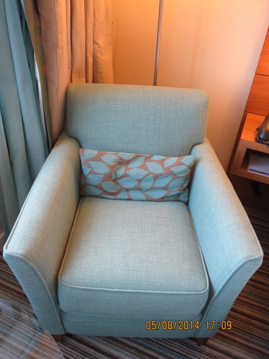 Relaxsessel im Zimmer Hilton Garden Inn Frankfurt Airport