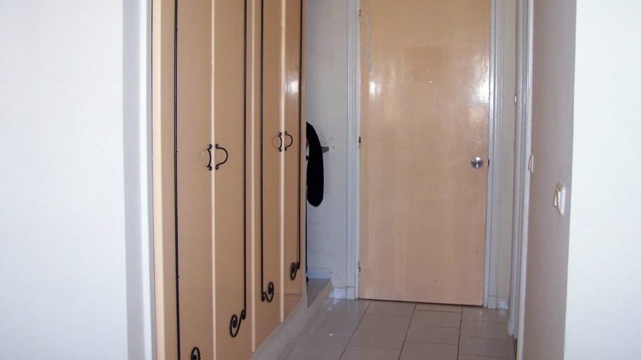 Flur von 124  mit Kleiderschrank links das Bad Houda Golf & Beach Club