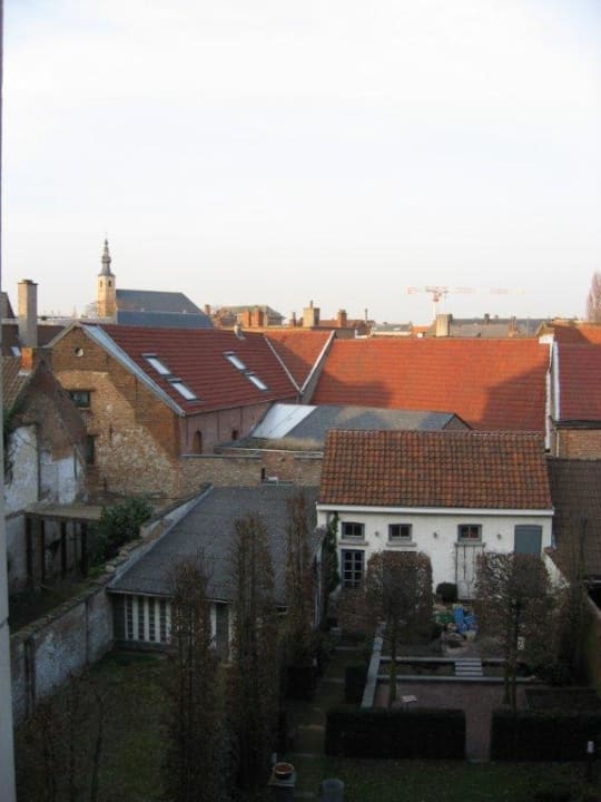 Blick in den Garten Hotel Dusk till dawn - The red spot