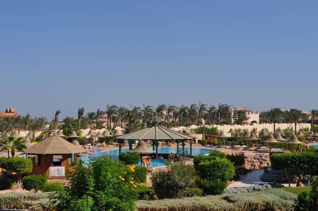 Widok na basen z barem Parrotel Aqua Park Resort