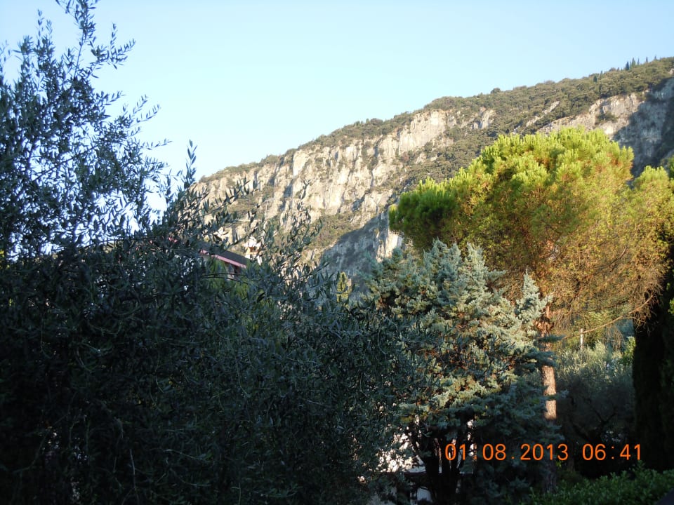 Ausblick vom Zimmer Richtung Berge Hotel Marco Polo
