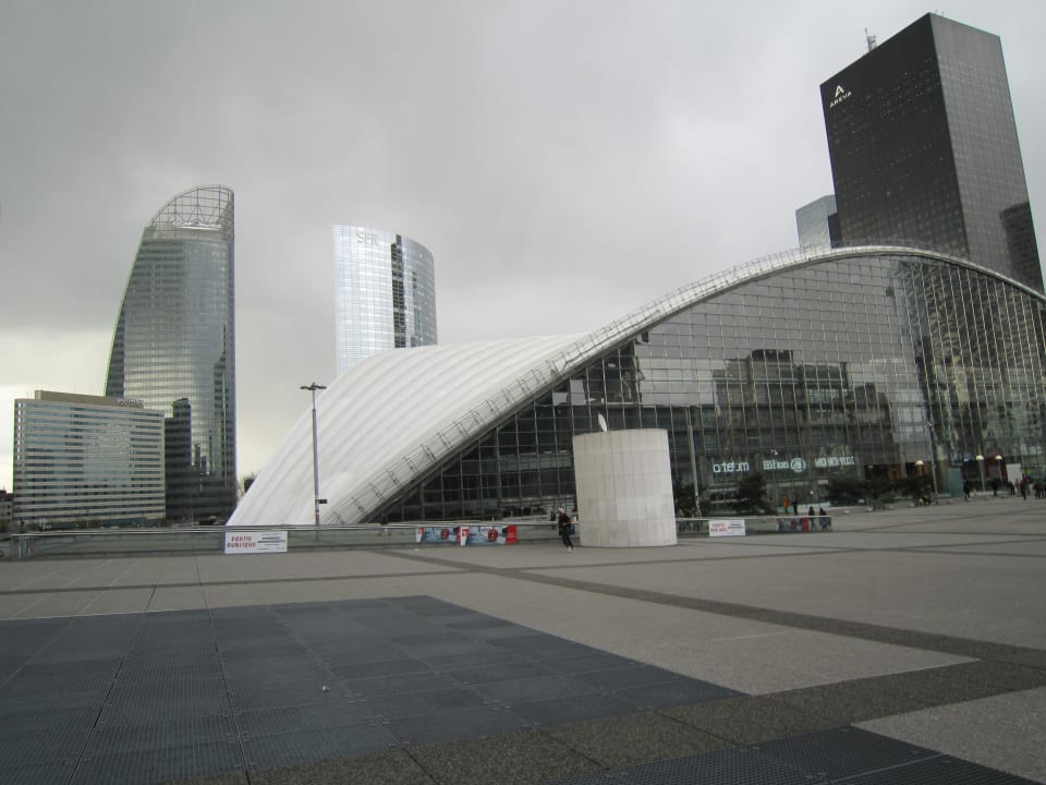 In diesem Gebäude ist das Hotel integriert!  Hilton Paris la Defense