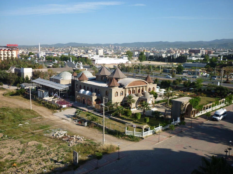 Ausblick zur Straßenseite Hotel Royal Garden Beach