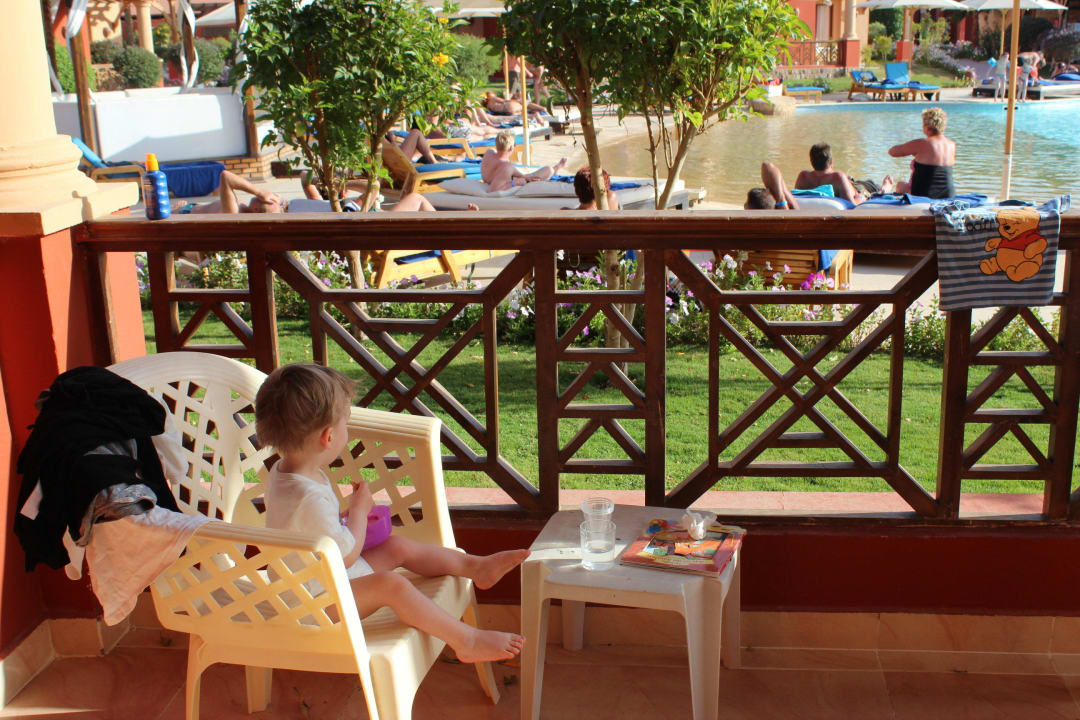 Ausblick und Terrasse in unserem Zimmer Pickalbatros Alf Leila Wa Leila Resort - Neverland Hurghada