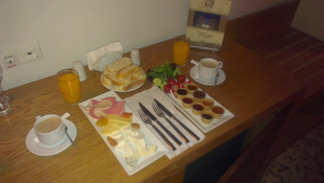 Frühstück bei Abreise am Zimmer Saturn Palace Resort Hotel
