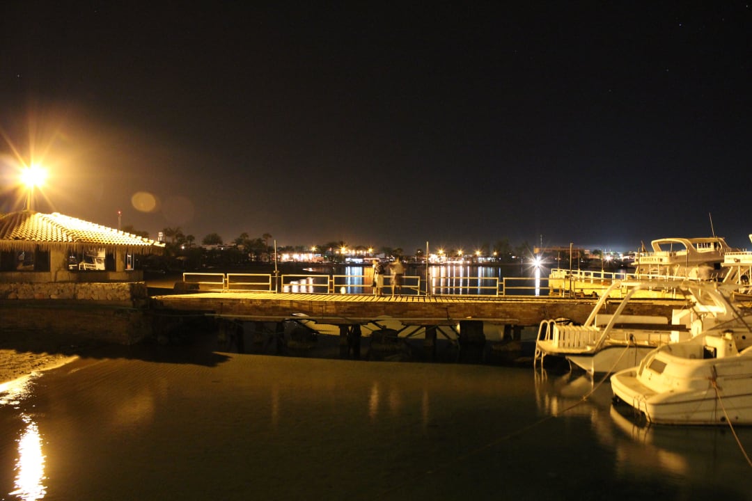 Hotelstrand bei Nacht vom Bootssteg aus Menaville Safaga