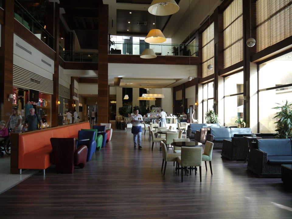 Große Lobby mit Bar im Hauptgebäude Voyage Belek Golf & Spa