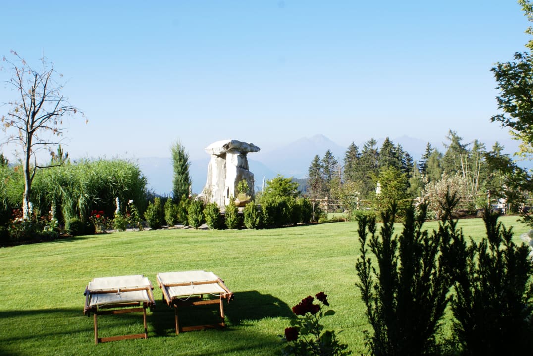 Blick aus dem Zimmer in den Garten Hotel Chalet Mirabell