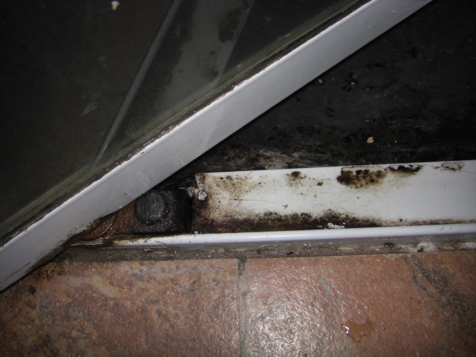 Schwarzer Schimmel in der Dusche Casuarina Resort & Spa