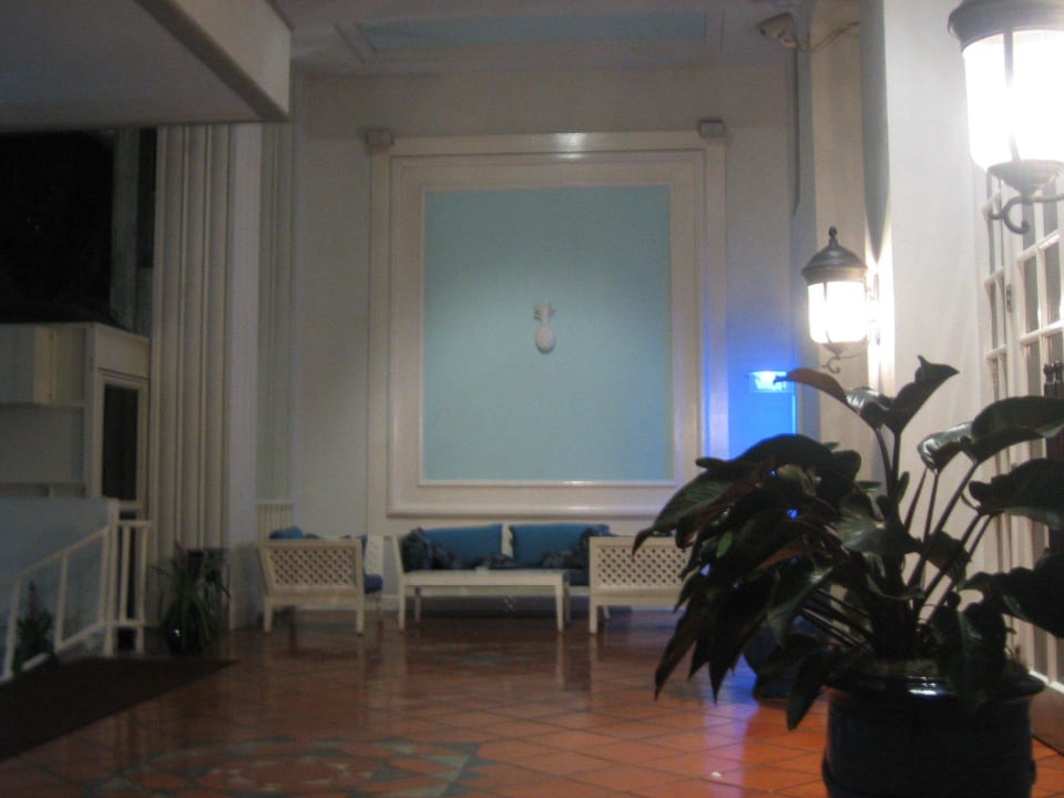 Eingangsbereich mit Wartezone für PKW/Raucherecke The Palms Hotel & Spa